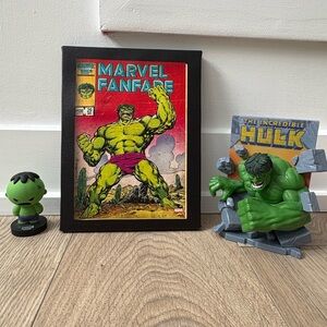 Marvel Hulk Comic Art and Figures Set - Green and Red